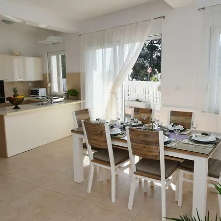 Libra With Sea View Apartman *